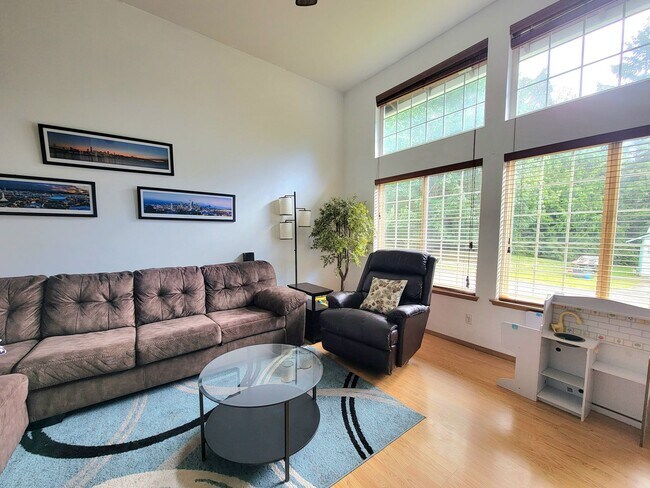 Foto del edificio - Sunny and bright 3 bed on a large fully fe...