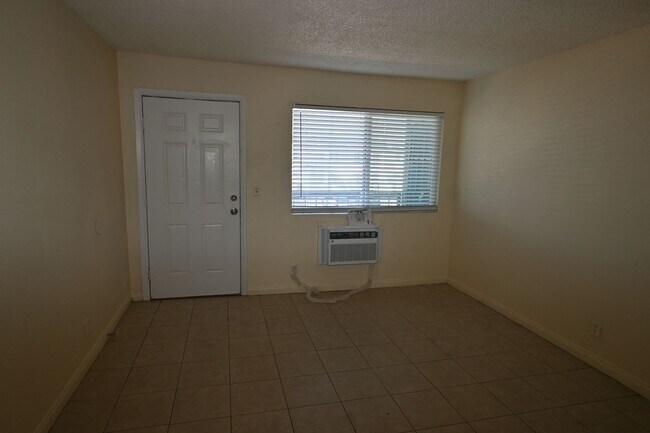 Building Photo - 3021 E Carey Ave