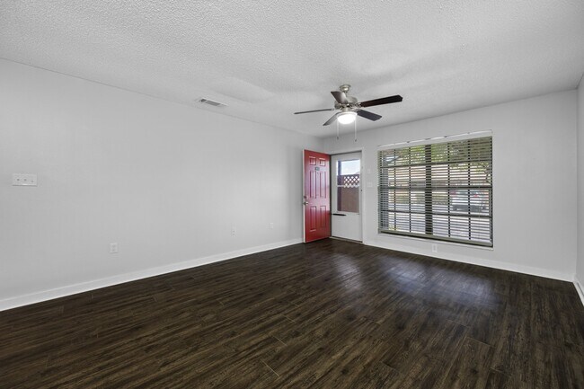 Foto del edificio - 7110 Tudor Ln