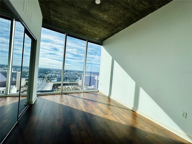 Foto del edificio - 155 S Court Ave