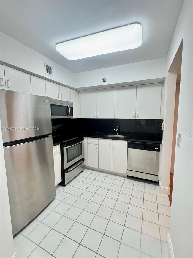 Foto del edificio - 3300 NE 191st St