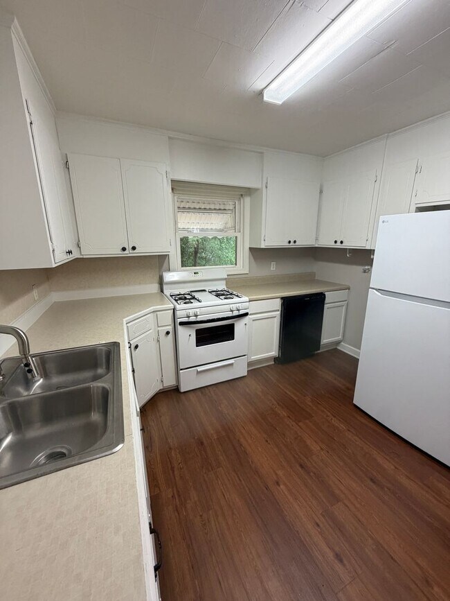 Building Photo - 3bd/2ba House in Jackson Park w/ Large Den, Back Porch, & Fenced Back Yard
