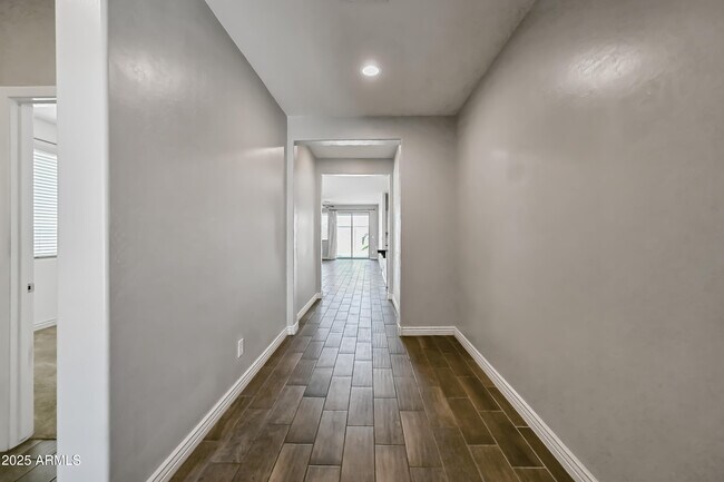 Foto del edificio - 2414 E Hazeltine Way