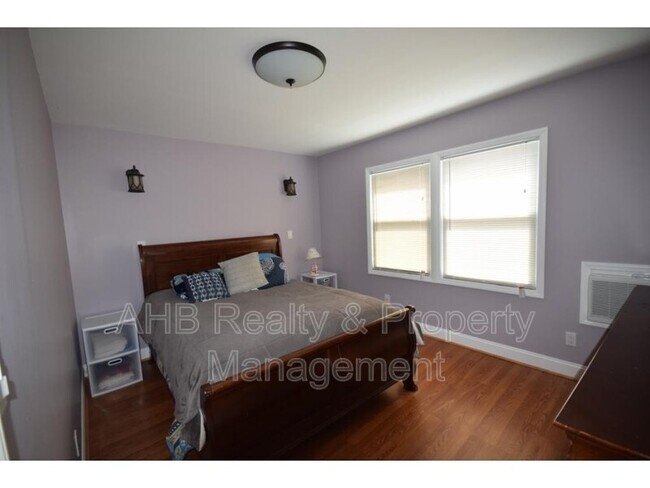 Building Photo - 127 Brooks St