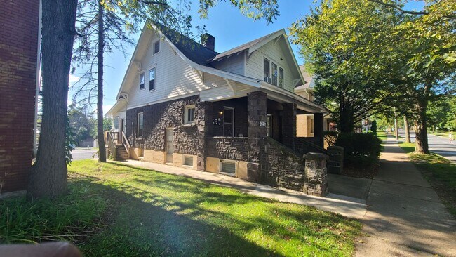 Building Photo - College Avenue, West-626