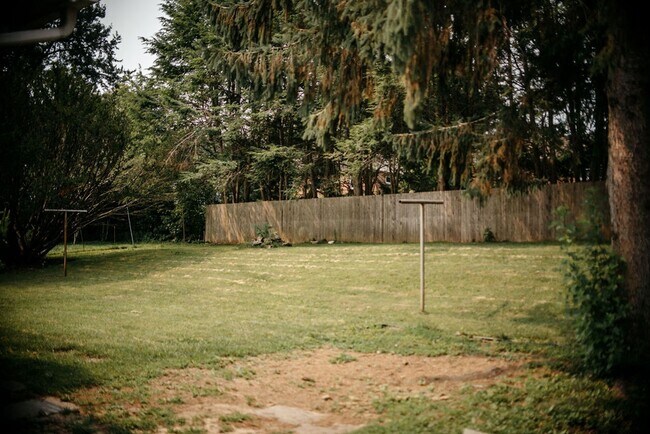 Building Photo - 425 Spring Dr