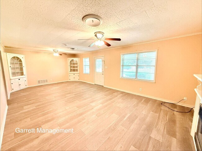 Building Photo - 1074 N Hwy 281