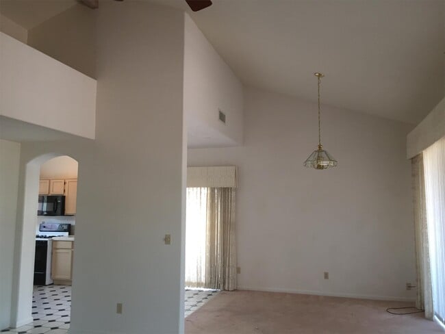 Building Photo - 3060 N Willow Creek Dr