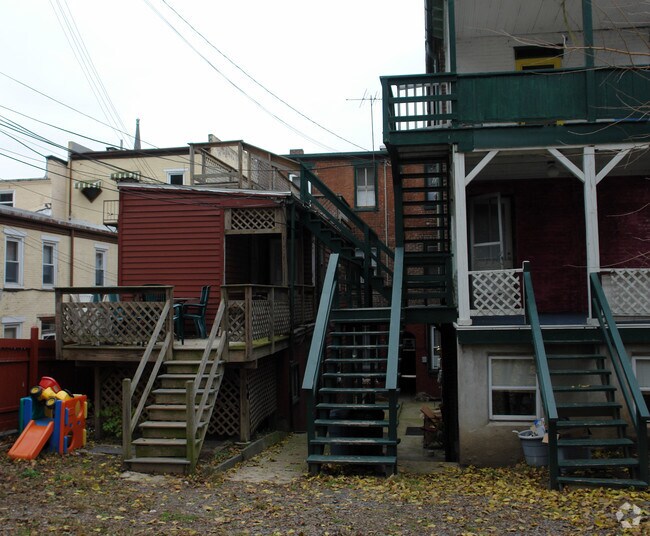 Building Photo - 4TH ST COMMONS