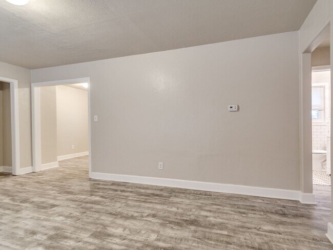 Building Photo - Clean and beautiful 3 be/1 bath home - Mus...