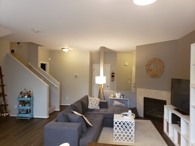 Foto del edificio - North Auburn Trail Run Townhomes - End uni...