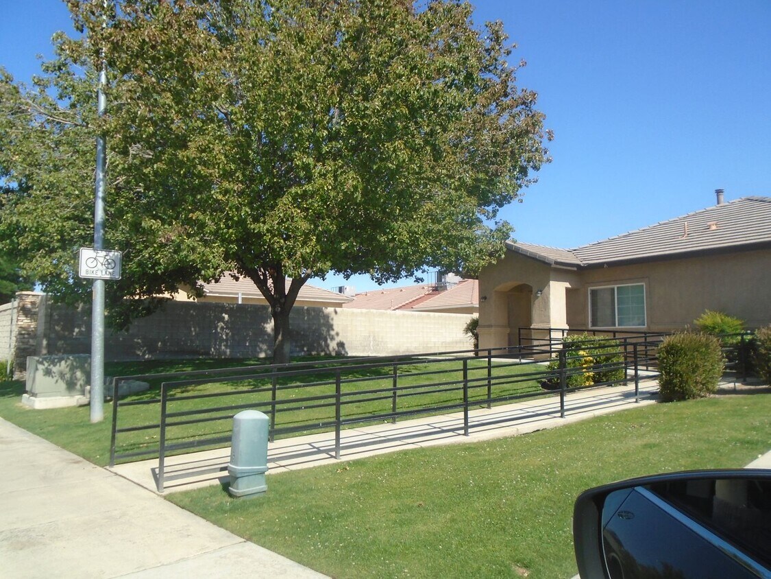 710 W Day Ave Unit C, Bakersfield, CA 93308 Room for Rent in