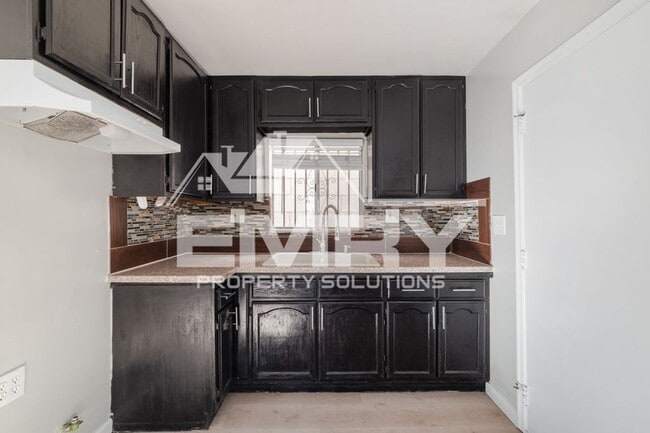 Building Photo - 5547 Holmes Ave