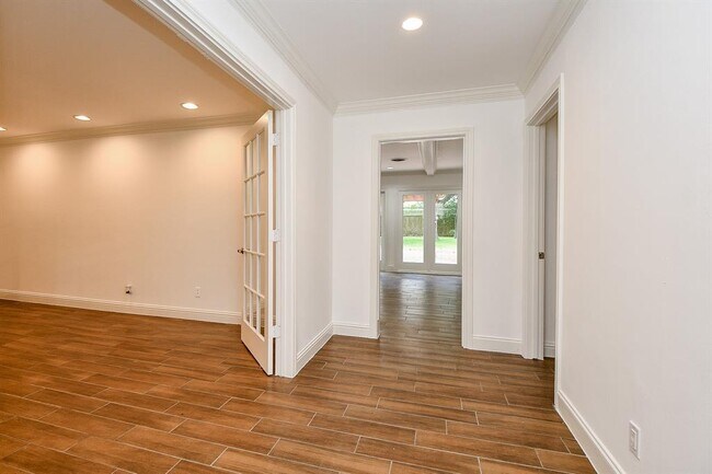 Foto del edificio - 7506 Creekwood Dr