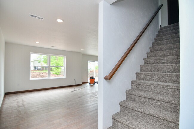 Foto del edificio - 735 Hoffman Rd