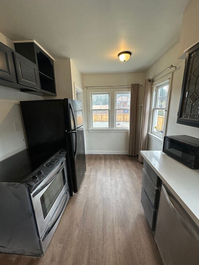 Building Photo - Downtown Remodeled Kent Home with fenced yard!