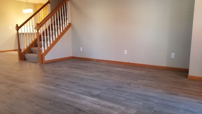 Building Photo - Spacious End Unit Townhouse