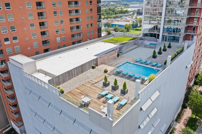 Pool and outdoor living - 105 Christina Landing Dr