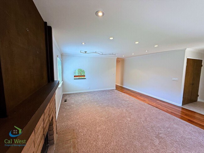 Building Photo - $5,300 - Stunning and Spacious 3 Bd/2 Ba Townhome in Santa Clara