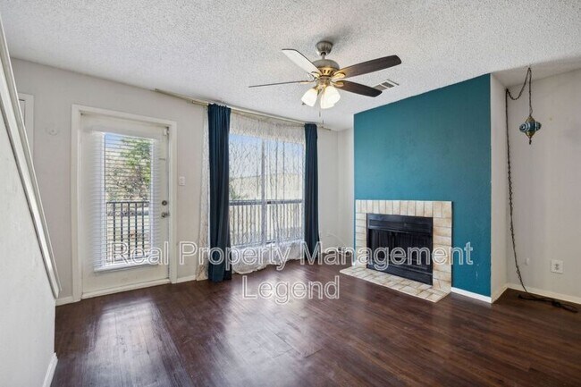 Building Photo - 3022 Forest Ln