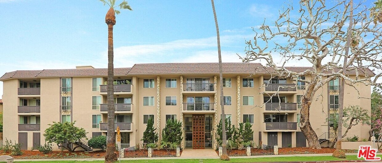 Foto principal - 809 S Bundy Dr