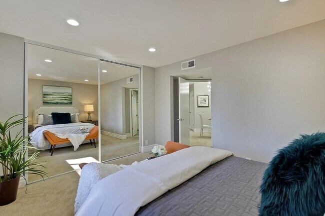 Foto del edificio - Charming 1 Bedroom 1 Bathroom Condo in the Centrally Located Courtyard Community of Sunnyvale!