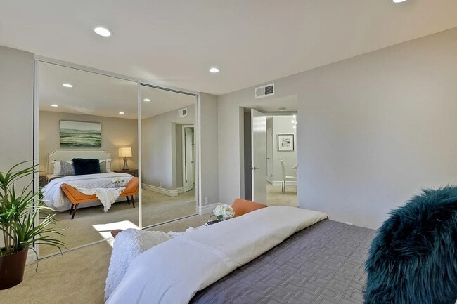 Building Photo - Charming 1 Bedroom 1 Bathroom Condo in the Centrally Located Courtyard Community of Sunnyvale!