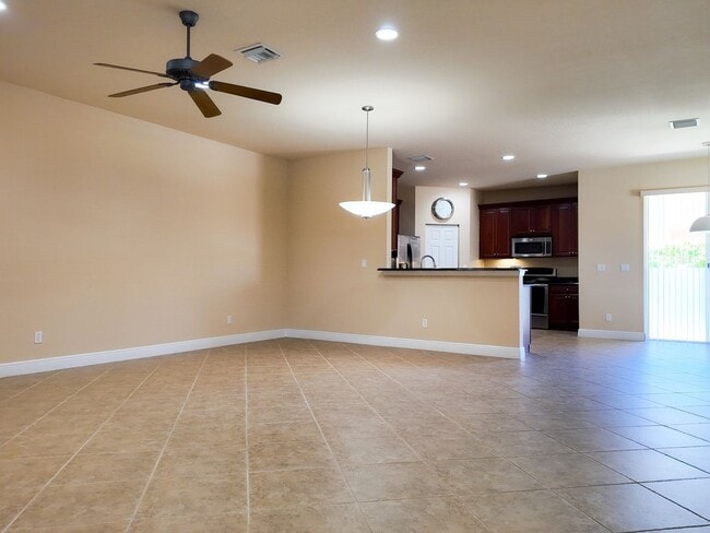 Foto del edificio - 323 Versailles Ln