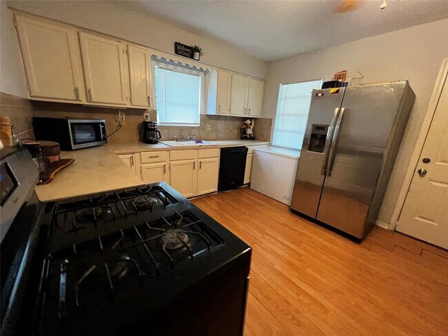 Building Photo - 1107 Mobile Dr