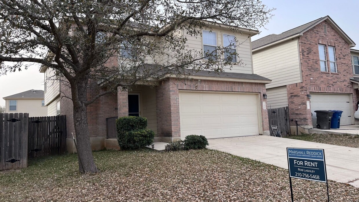 Primary Photo - * Make this spacious home in Helotes off B...