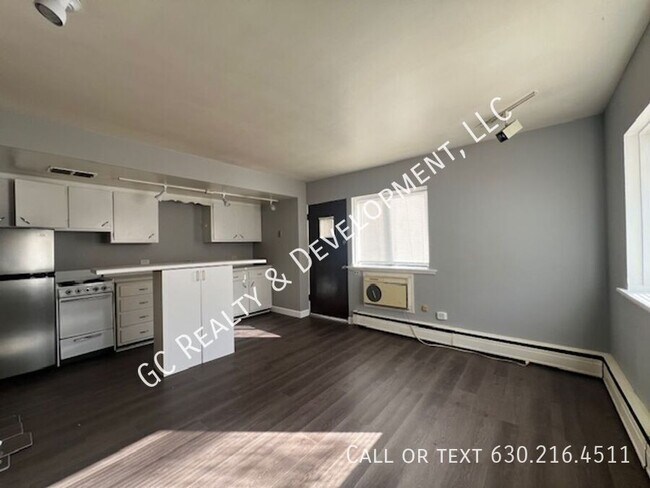 Building Photo - ***DOWNERS GROVE / HEAT INCL / WALK TO TRA...