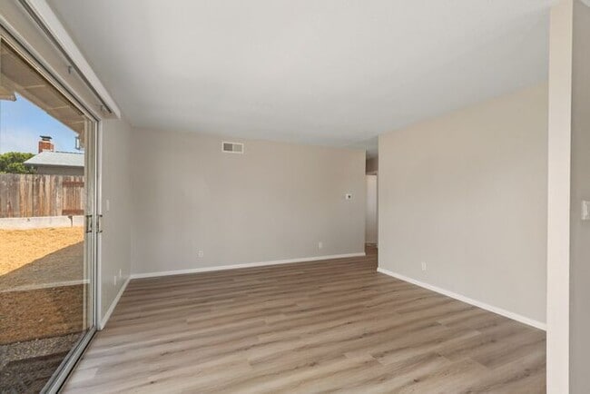 Foto del edificio - Gorgeous remodeled 3BR / 2BA house with a large yard available in Clairemont