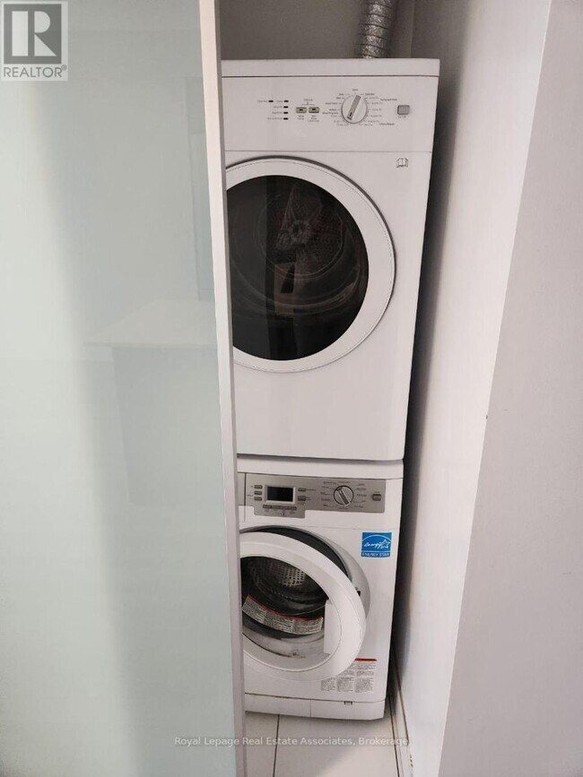 Building Photo - 42 Charles St E