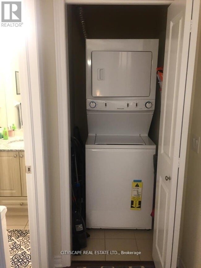 Building Photo - 216 Oak Park Blvd