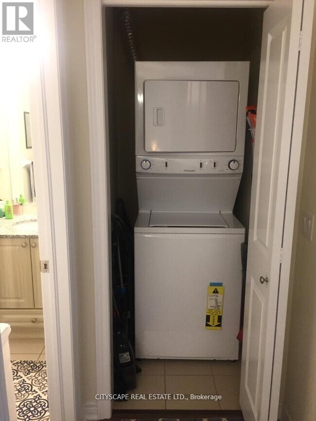 Photo du bâtiment - 216 Oak Park Blvd