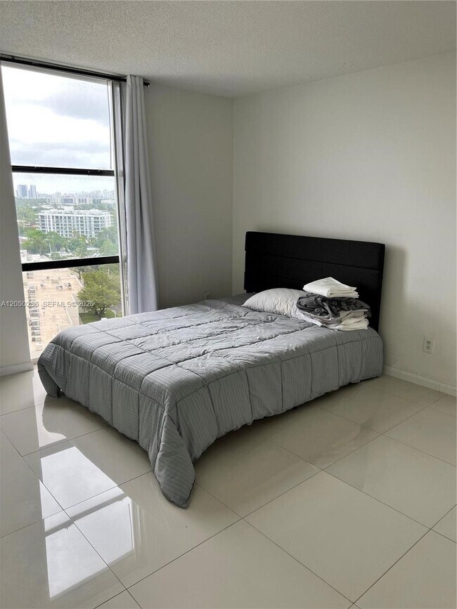 Foto del edificio - 13499 Biscayne Blvd