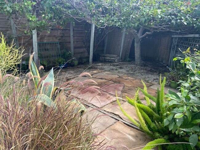 Building Photo - 924 Electric Ave