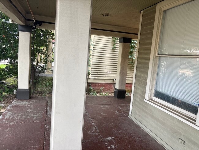 Shared porch - 23 N Belvedere Blvd