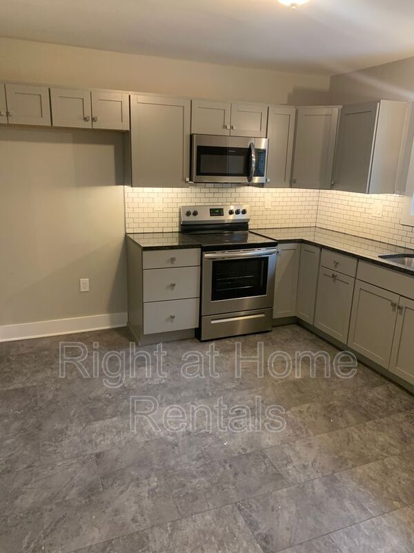Building Photo - 820 Morvale Rd