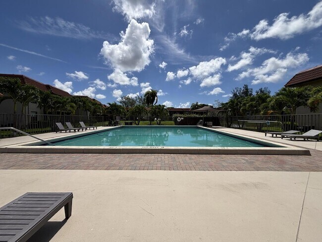 Foto del edificio - 21902 Lake Forest Cir