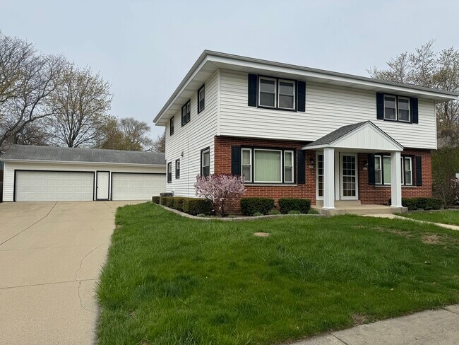 Building Photo - 6055 N 112th St