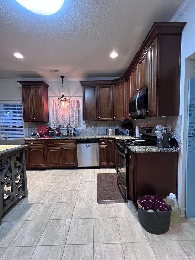 Foto del edificio - 1405 Cromwell Ave