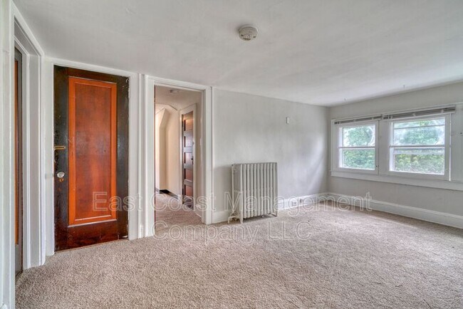 Building Photo - 3028 Glenmore Ave