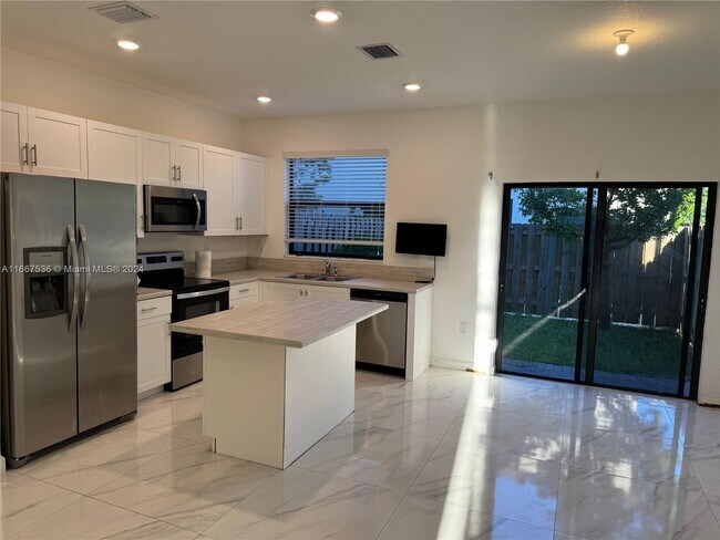 Foto del edificio - 21411 NE 2nd Pl