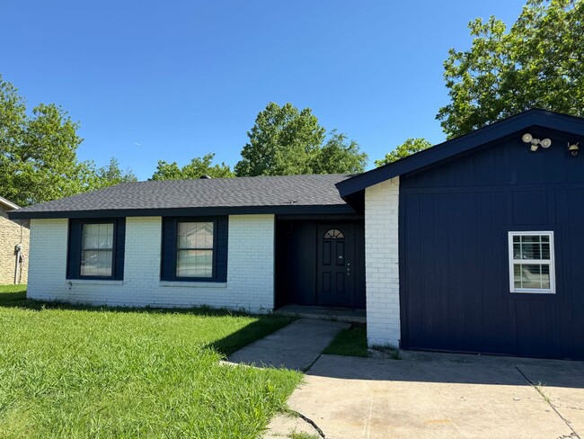 Building Photo - House for rent in Arlington