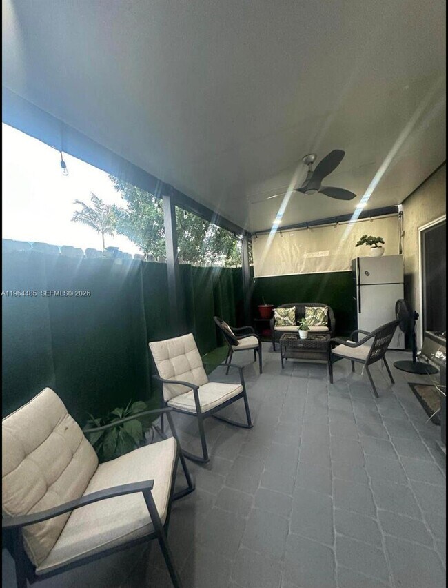 Foto del edificio - 557 NE 5th Pl