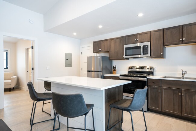 Foto del edificio - Avail. thru 5/31. Fully Furnished, Interne...