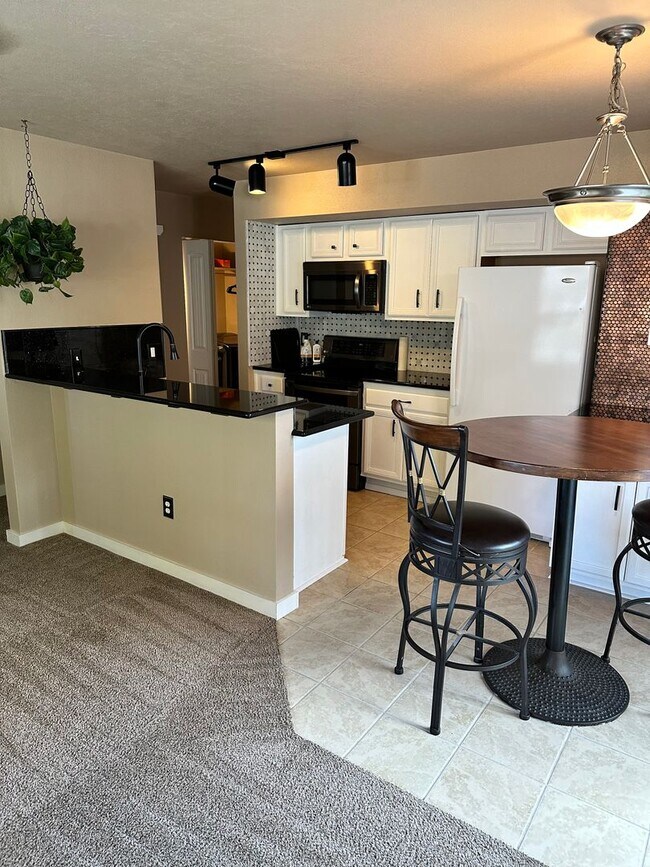 Foto del edificio - 3 Bedroom 2 Bath Townhome with Gas Fireplace, community pool, lots of storage