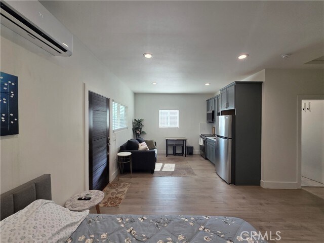 Foto del edificio - 6956 Glade Ave