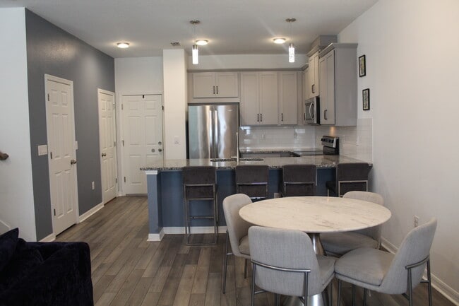 Foto del edificio - 9514 Poplar Ridge Ave